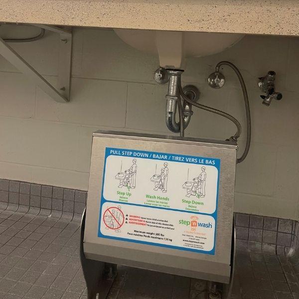 Child steps at bathroom sinks