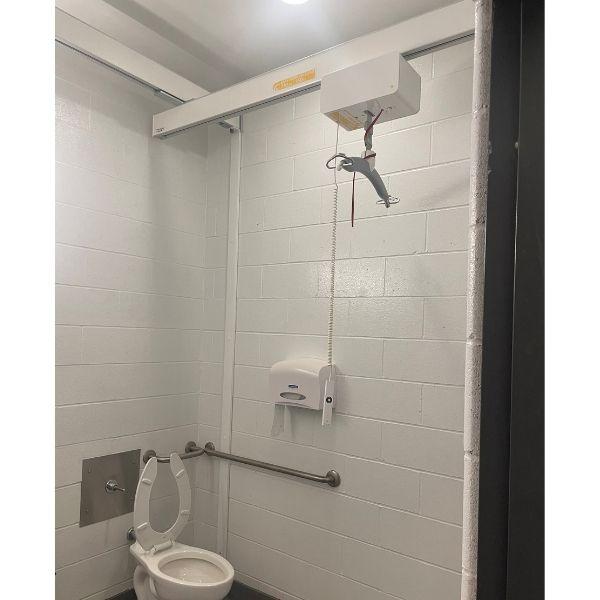 Washroom lift in universal changeroom